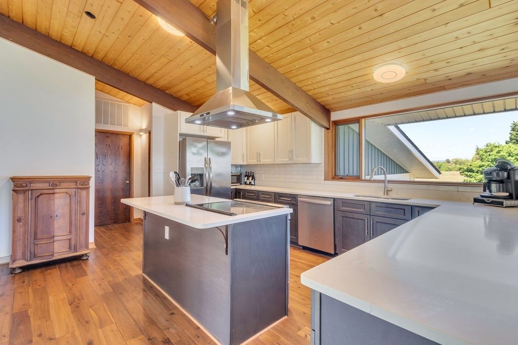 Kitchen Island & Range Hood
