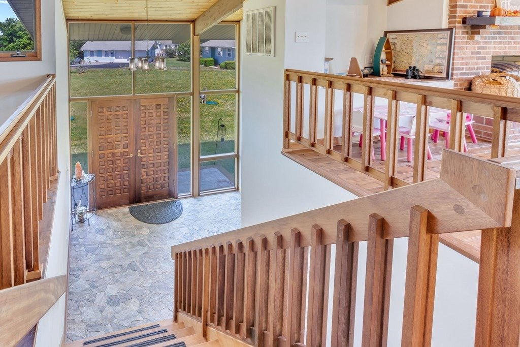 Foyer Entrance & Staircase